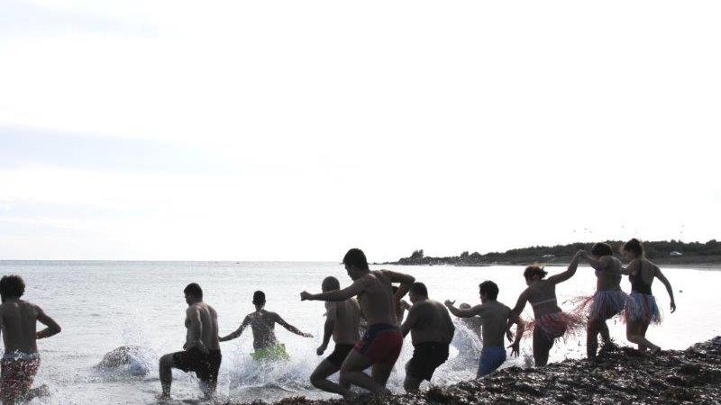 Il tuffo di gruppo nelle acque di Porto Corallo