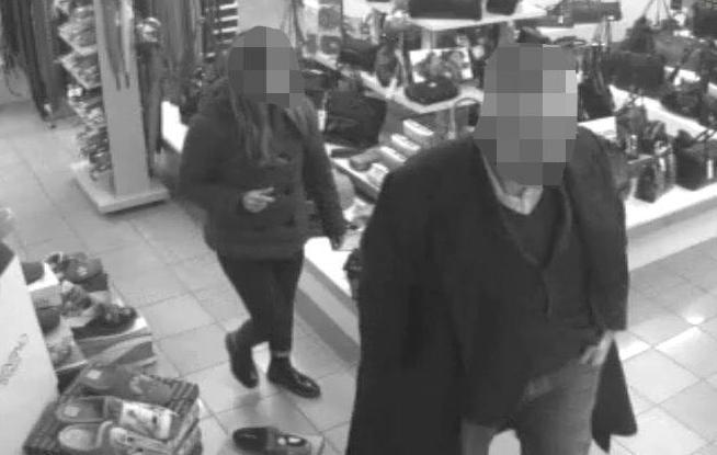 La coppia filmata nel negozio di scarpe dove è avvenuto il furto