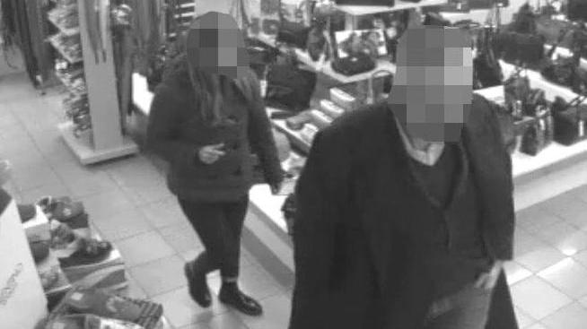 La coppia filmata nel negozio di scarpe dove è avvenuto il furto