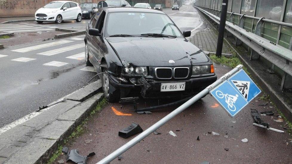 Via del Partigiano, auto sbanda e abbatte un cartello