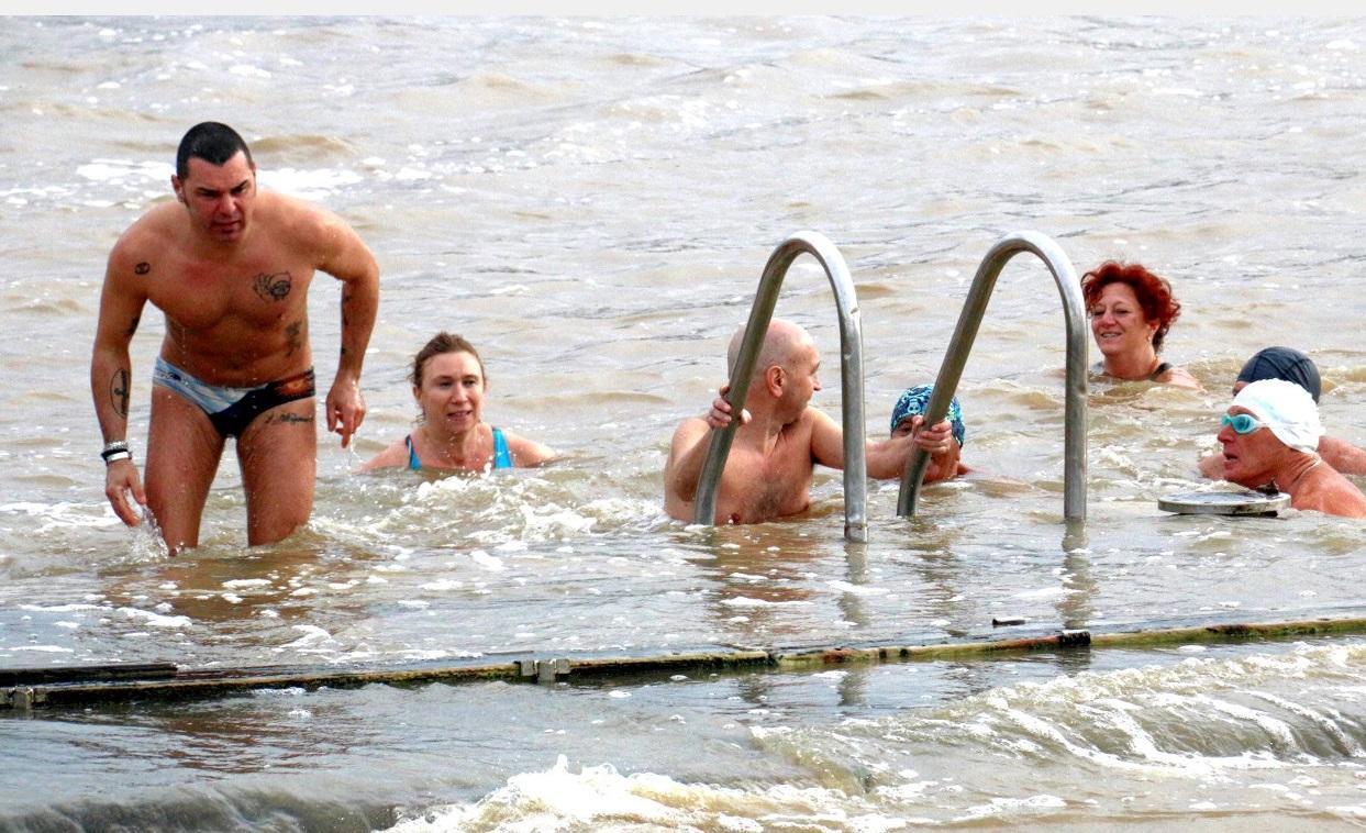 Tuffo di Befana degli "Amici del Gabbiano" (Marzi Pentafoto)