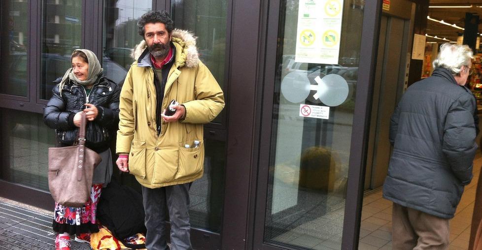 Dormono per la strada a Modena e al freddo da due settimane 