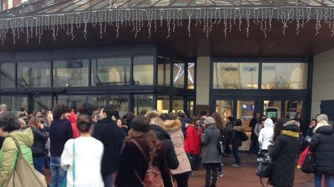 In fila per i saldi, in 250 a caccia delle occasioni