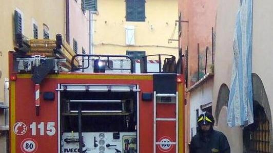 Materasso in fiamme in un garage del centro