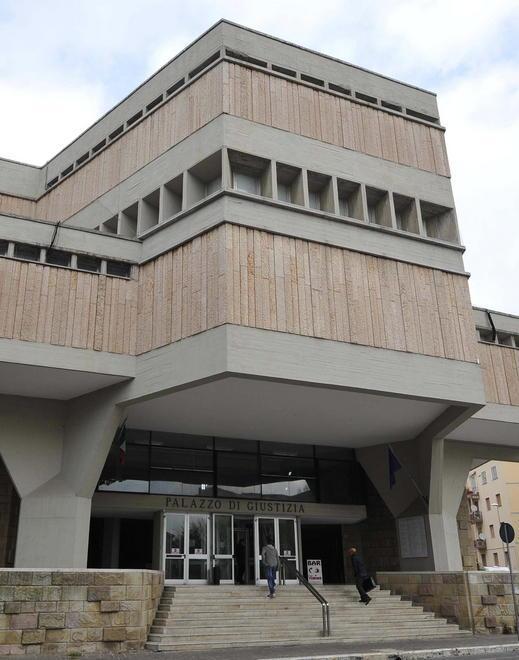 «Mi hanno rapito e marchiato a fuoco» Finisce in tribunale 