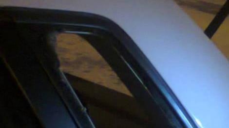 Un’altra auto danneggiata dai vandali