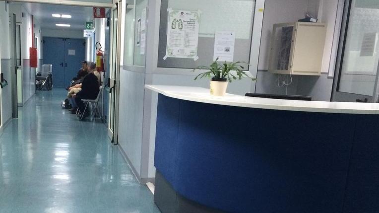 Medico aggredito all’interno del reparto
