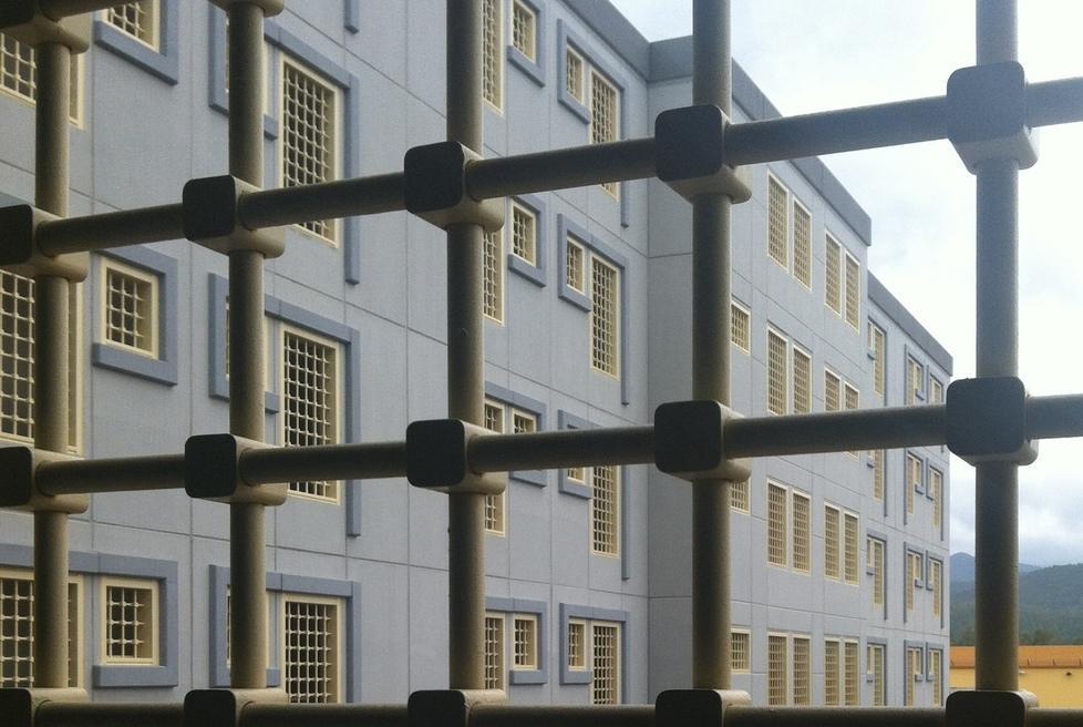 Anziana di 83 anni in cella cade e batte la testa