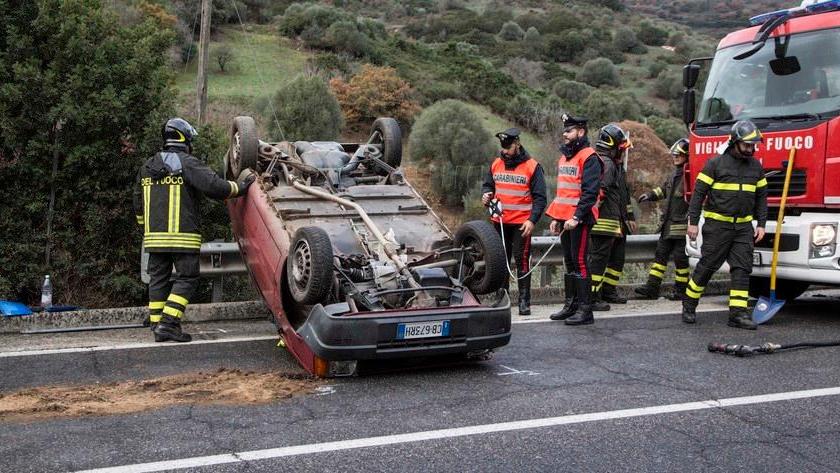Donna ferita nella Fiat Panda capovolta in mezzo alla strada