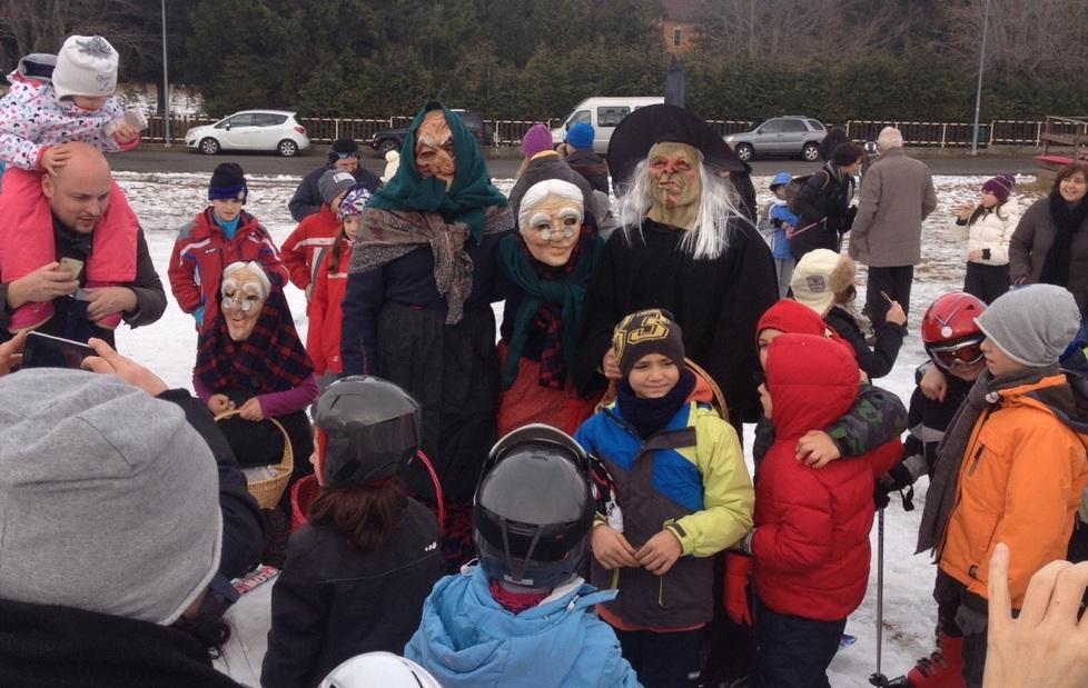 La Befana sugli sci visita le Piane 