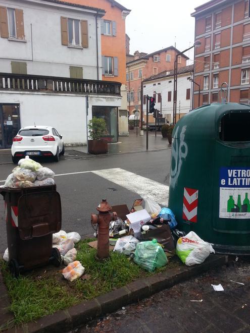 Rifiuti ammassati in centro: le lamentele dei residenti