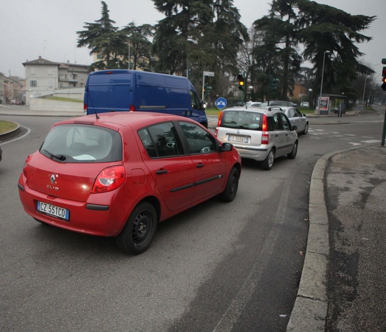 Reggio Emilia, rotonda nel caos: è colpa del semaforo 