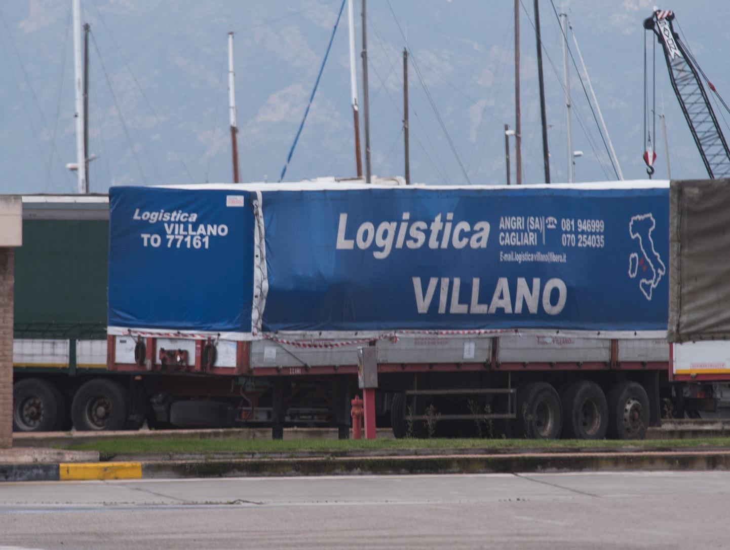 Il tir carico di indumenti in partenza per la Campania