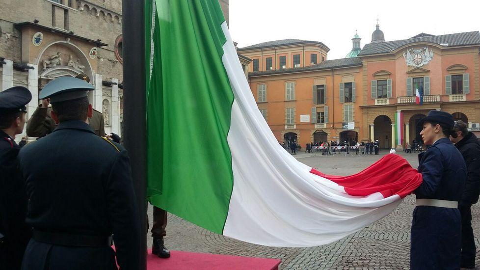 Reggio Emilia celebra il Tricolore e omaggia gli eroi dell'emergenza Covid