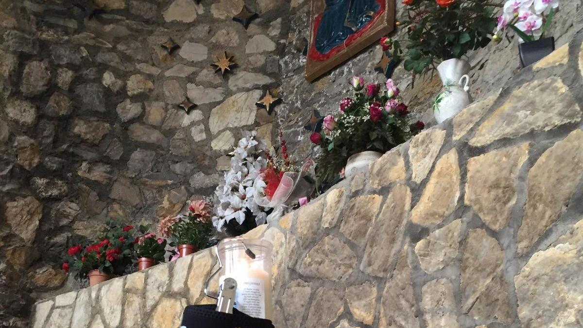 Il calzare e il cero portati a Mkntenero dai genitri della ragazza salvata