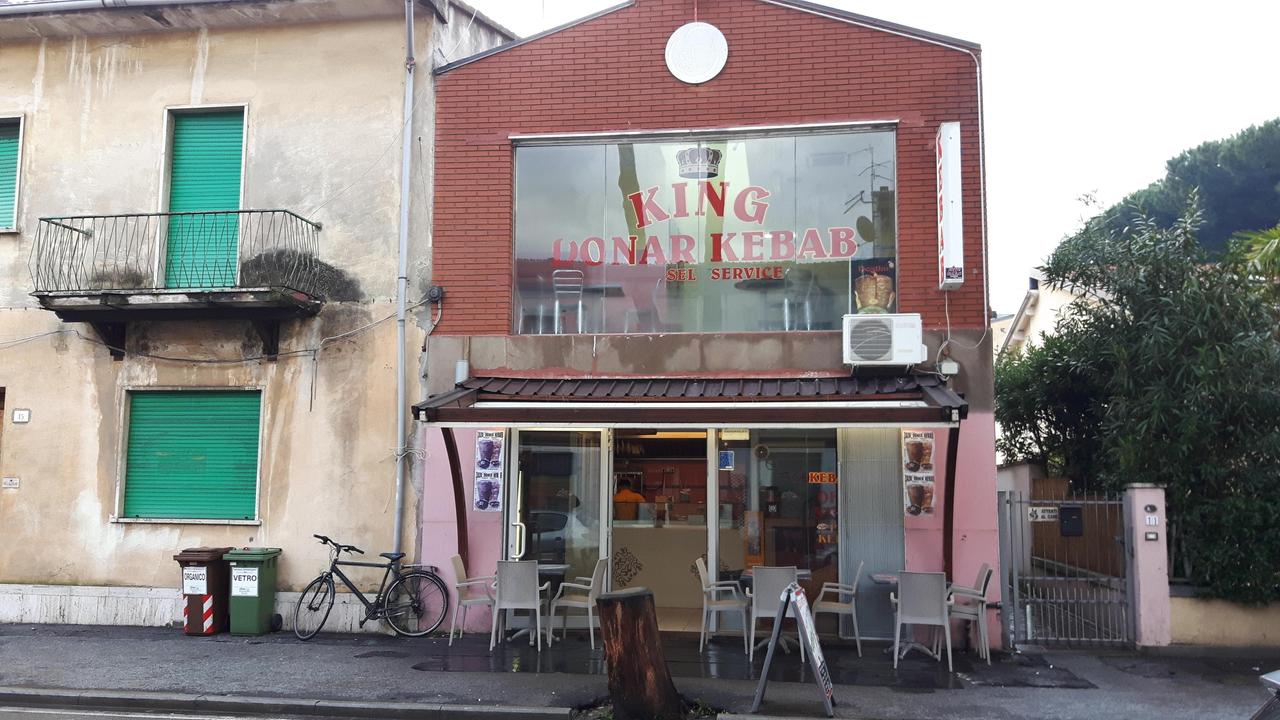 Il kebab di via Menini dove è avvenuta la tentata rapina