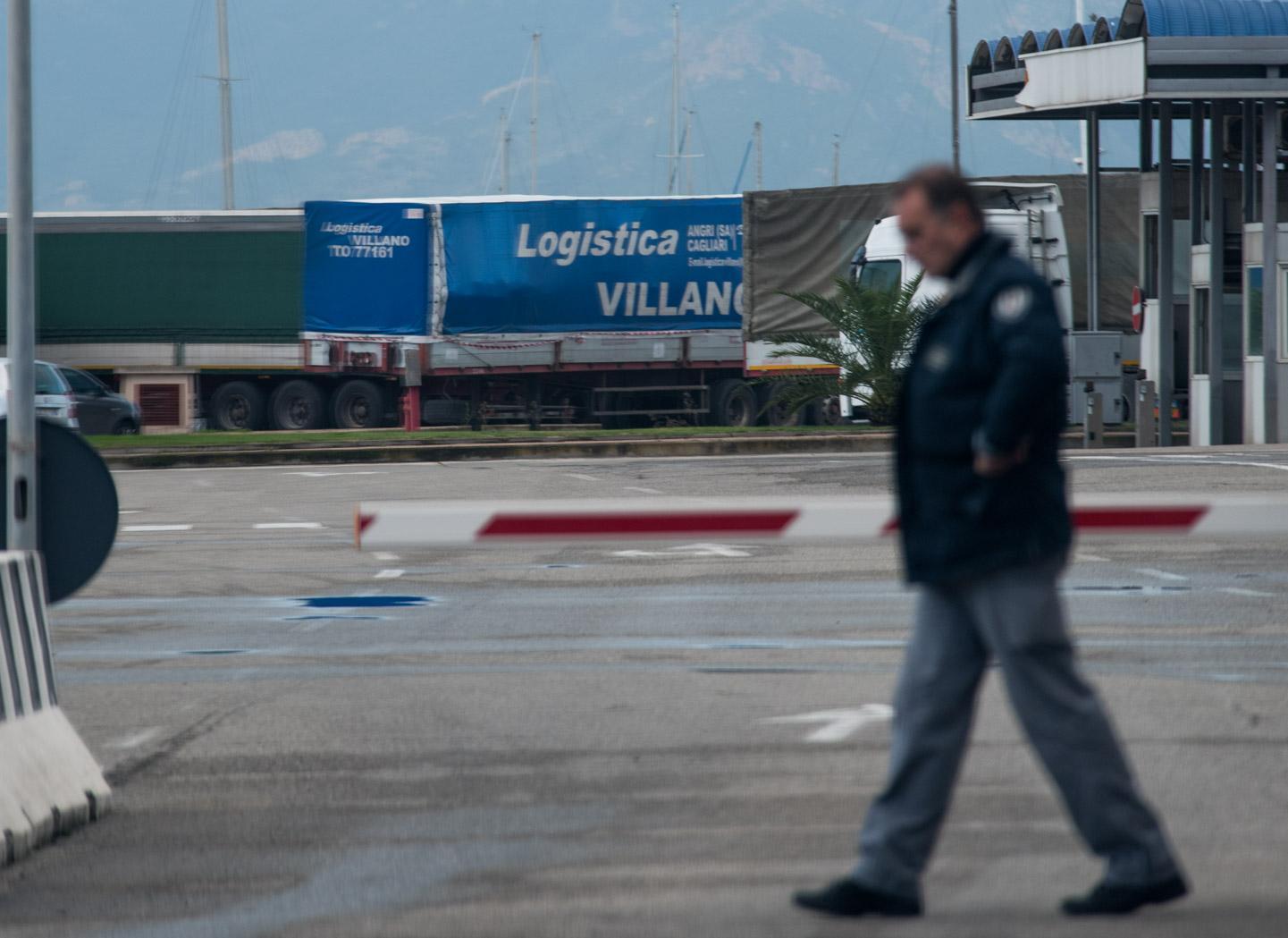 Il tir sotto sequestro (foto Mario Rosas)