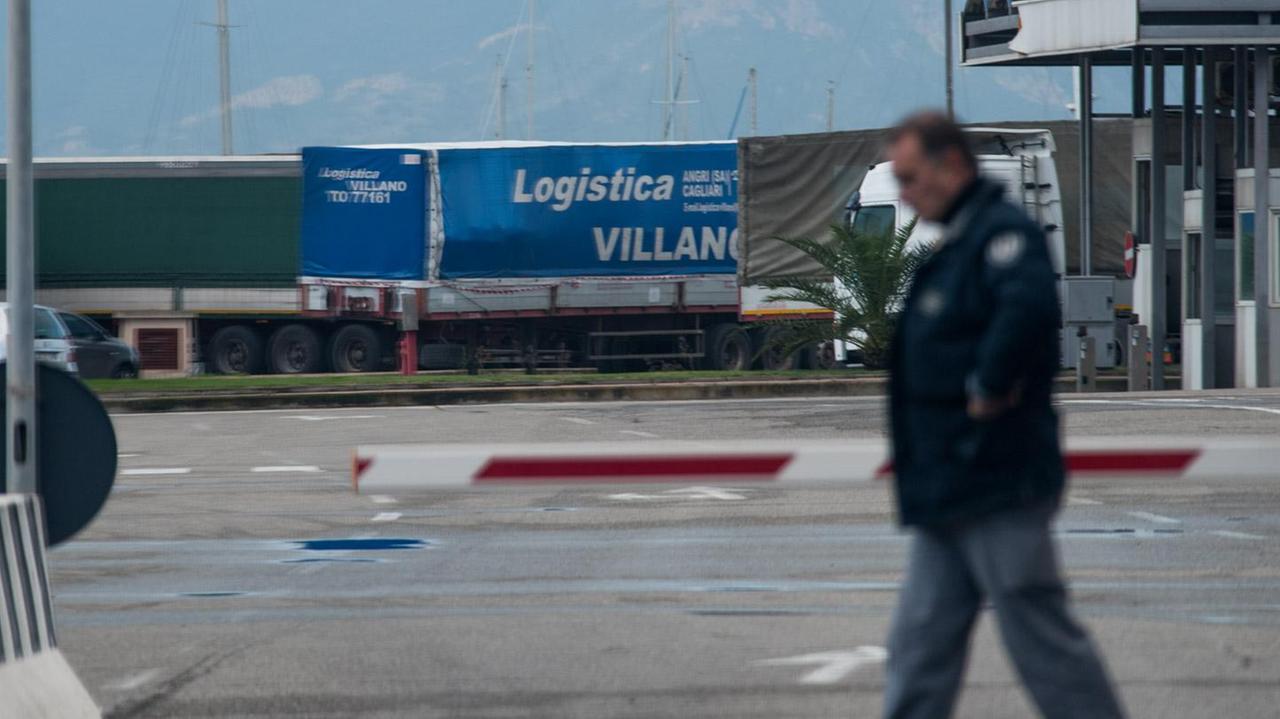 Il tir sotto sequestro (foto Mario Rosas)