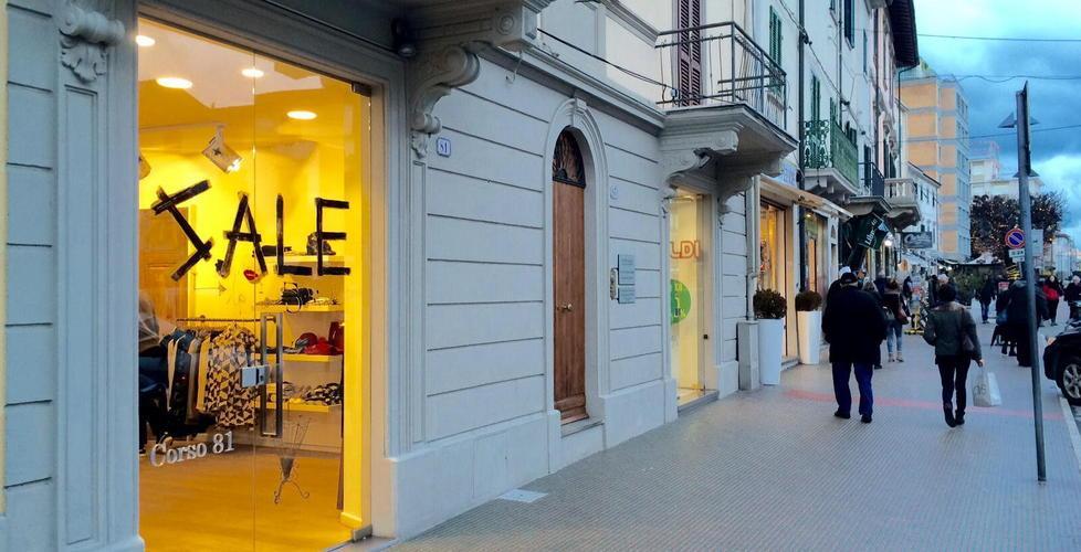 Saldi, l’avvio fiacco a Cecina non spegne le attese dei commercianti 