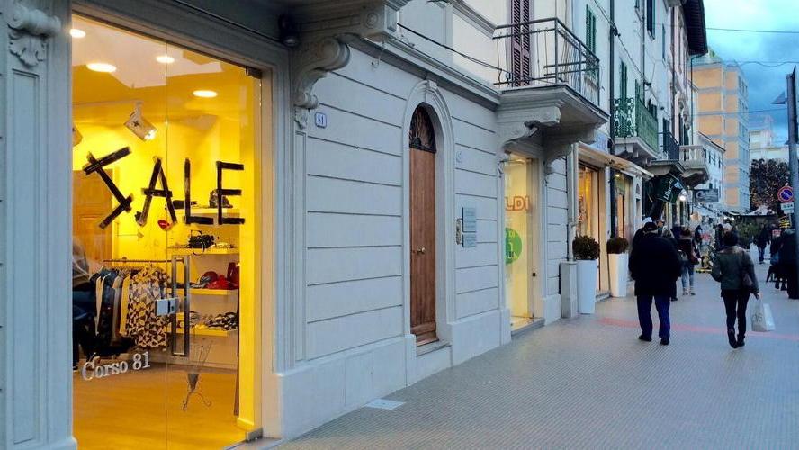 Saldi, l’avvio fiacco a Cecina non spegne le attese dei commercianti