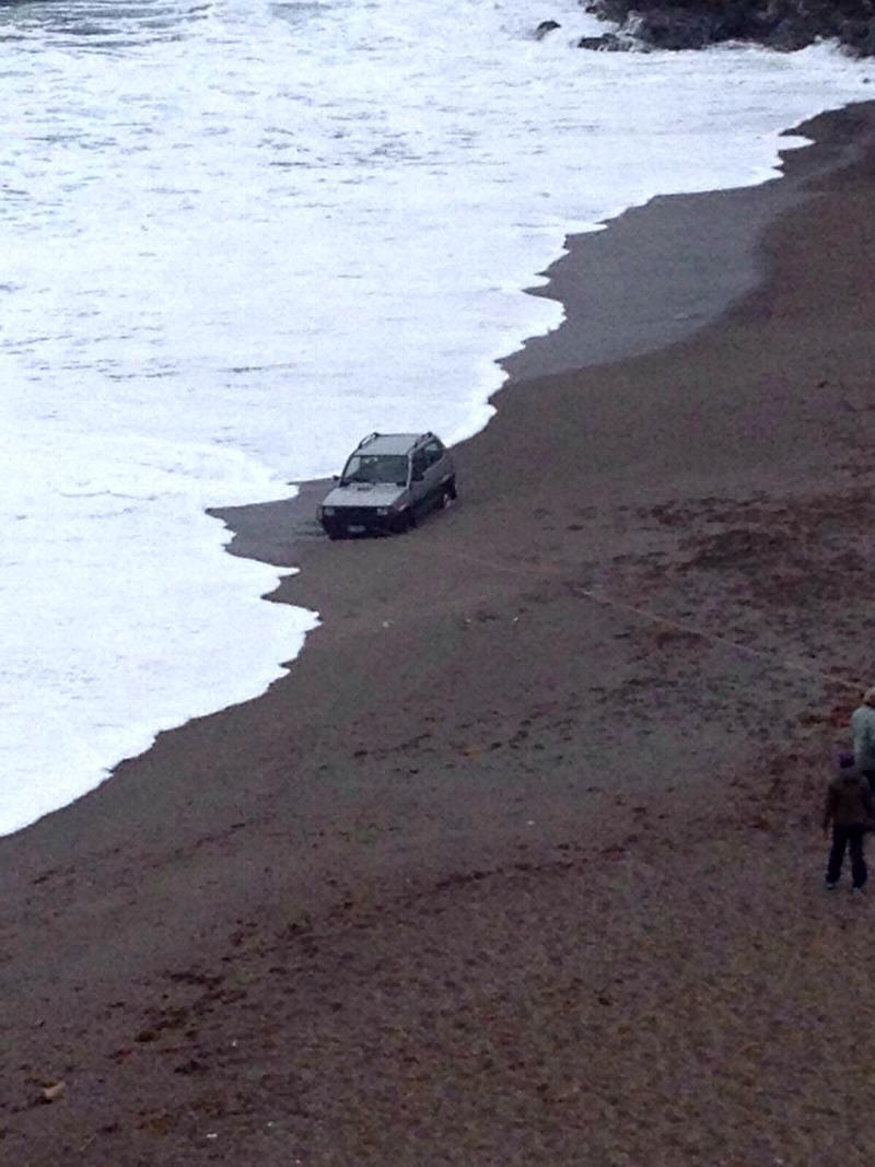 Il rcupero della Panda trascinata dal mare
