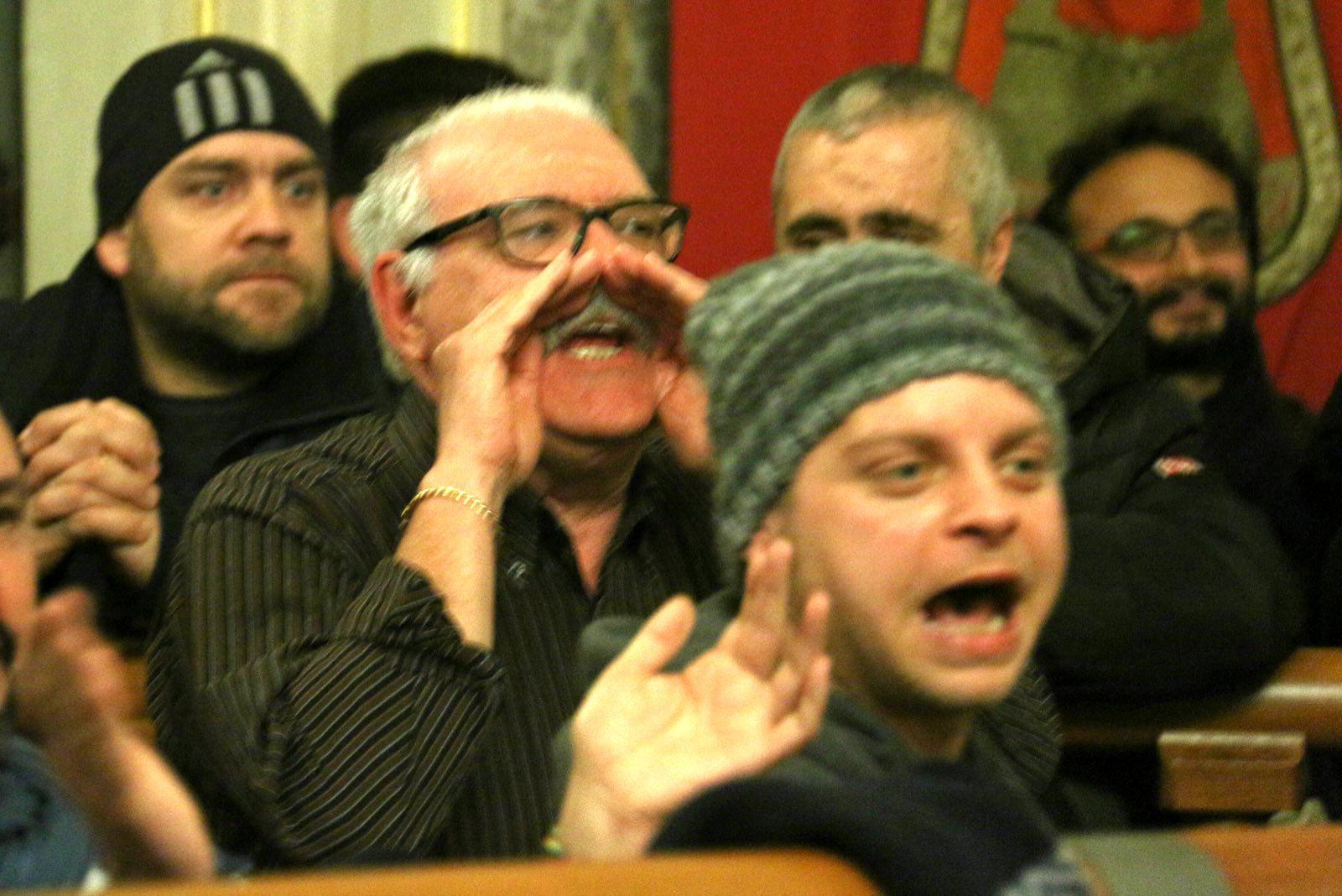 Urla dal pubblico contro Nogarin durante la seduta del consiglio comunale (Marzi Pentafoto)