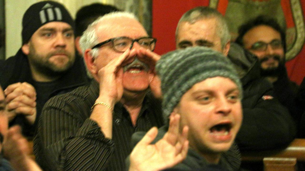 Urla dal pubblico contro Nogarin durante la seduta del consiglio comunale (Marzi Pentafoto)