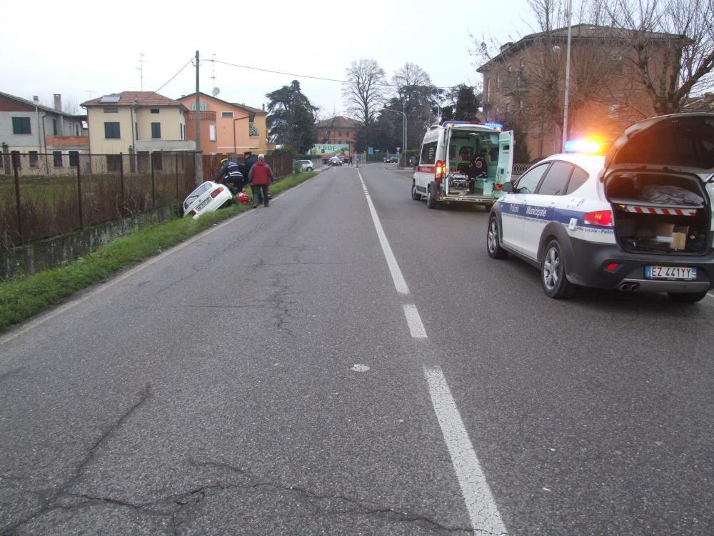 Sbanda con l'auto per un malore e muore a 62 anni