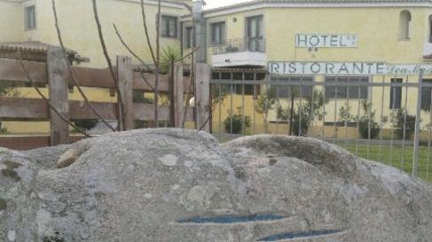 L'hotel Porto Pozzo dove sono ospitati i migranti