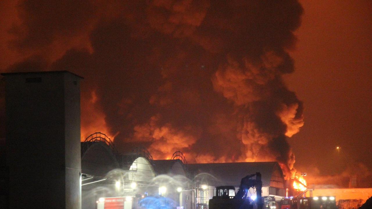 L'incendio alla Com-Ital Plast di Montemurlo (foto Batavia)