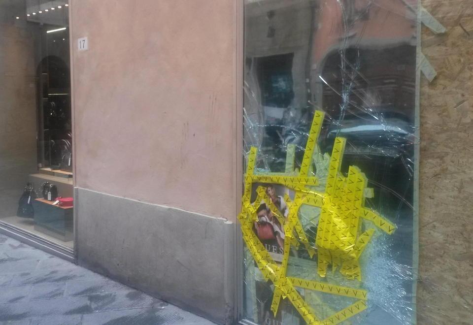 Sfondata la vetrina di una boutique Valenti 