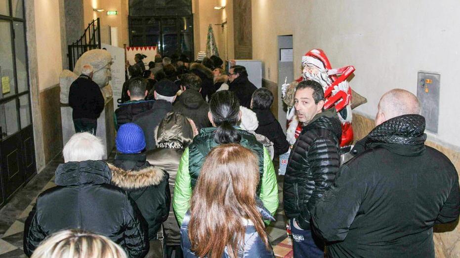 Tutti in fila per acquistare i cumulativi a prezzi scontati
