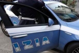 Pronti per il furto ma la polizia passa e li mette in fuga