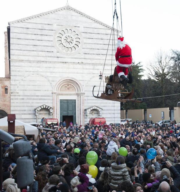 Befana e Babbo Natale arrivano dal cielo 
