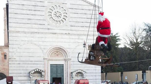 Befana e Babbo Natale arrivano dal cielo