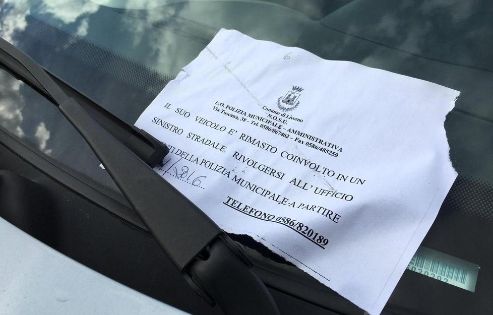 Ubriaco alla guida danneggia tre auto e si ribalta in centro