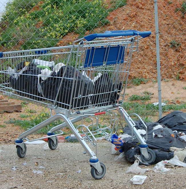 Un carrello di immondizia in via Falcone e Borsellino