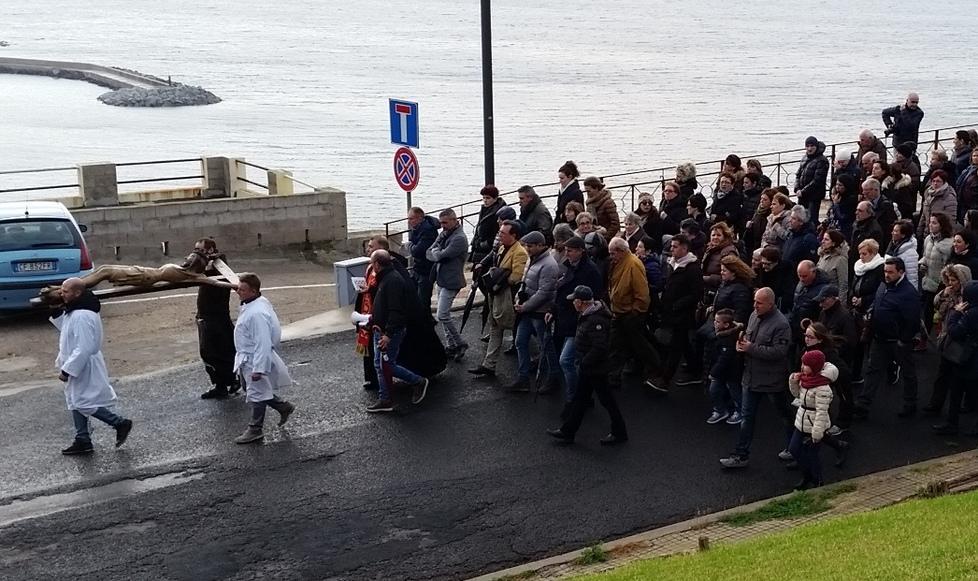 Castelsardo, processione di speranza con il Cristo Nero