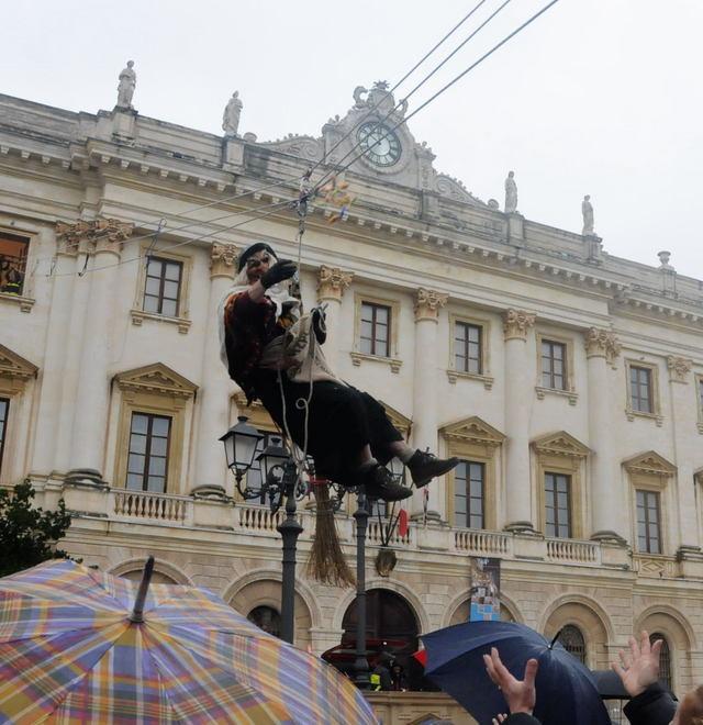 La festa acrobatica dei vigili del fuoco rinviata a domenica 