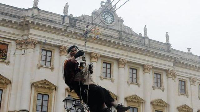 La festa acrobatica dei vigili del fuoco rinviata a domenica