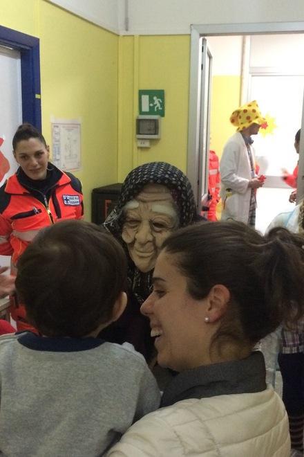La Befana porta il sorriso tra i piccoli ricoverati 