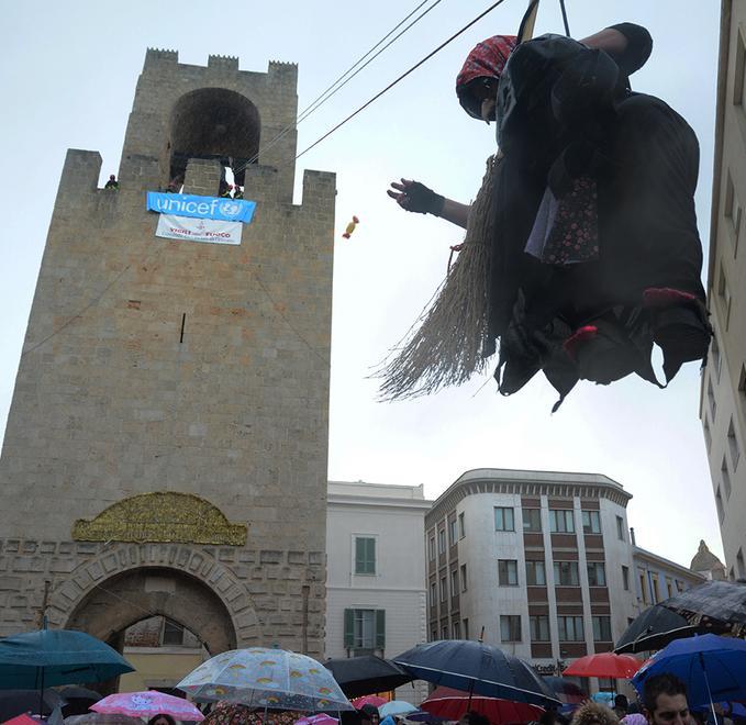 La Befana scende dalla torre in piazza