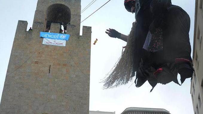 La Befana scende dalla torre in piazza