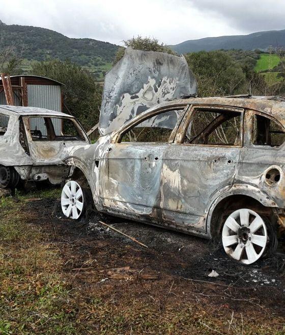 Berchidda, bruciate le macchine di padre e figlio 