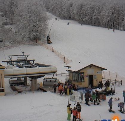 Cimone, nevicata e ancora tanti sciatori sulle piste