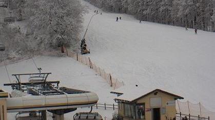 Cimone, nevicata e ancora tanti sciatori sulle piste