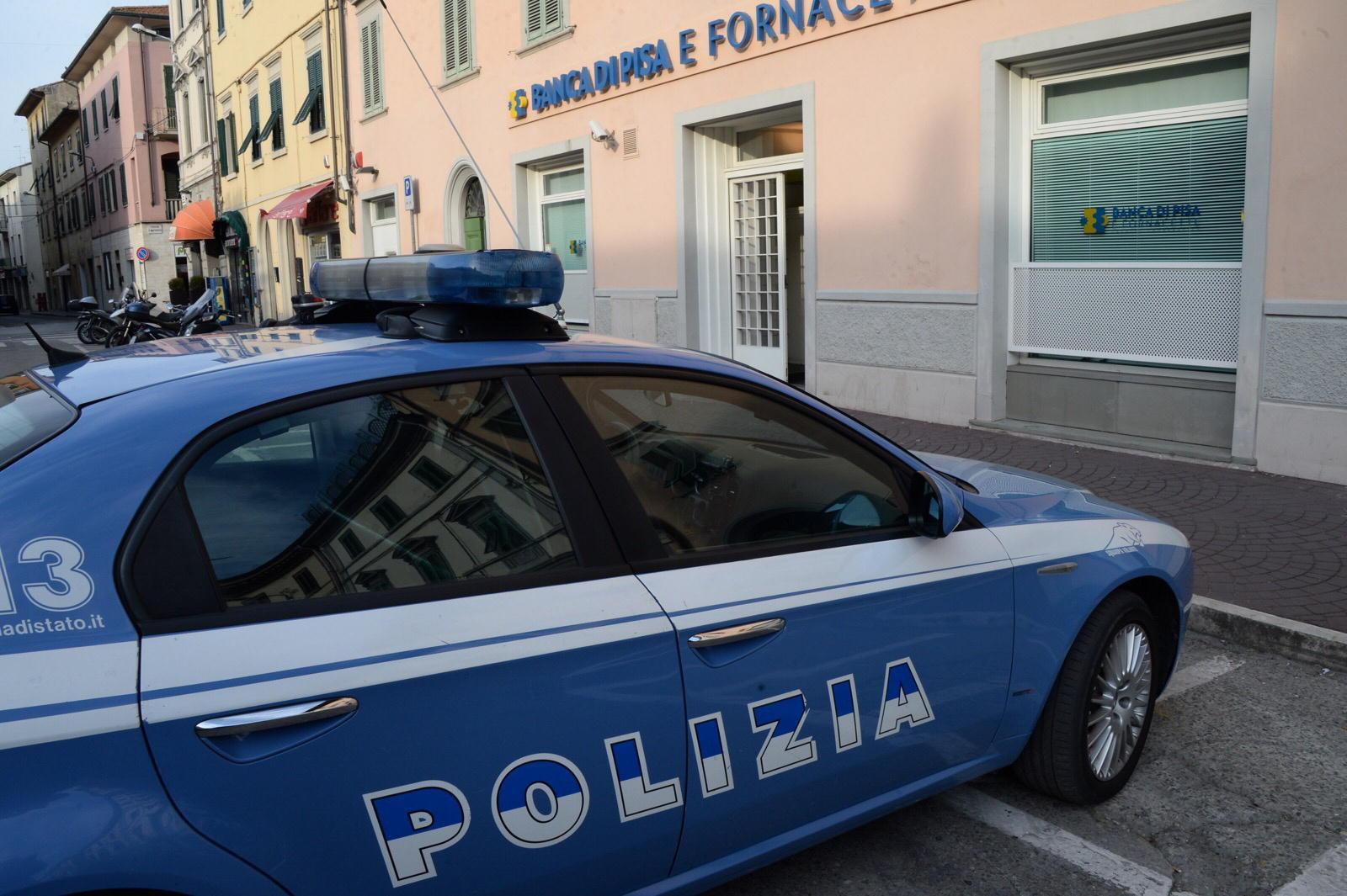 Trova un uomo incappucciato sul terrazzo, dà l'allarme e lui si lancia giù per scappare