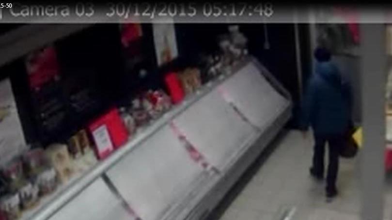 Caporeparto pizzicato a rubare generi alimentari: li nascondeva sotto la sella dello scooter