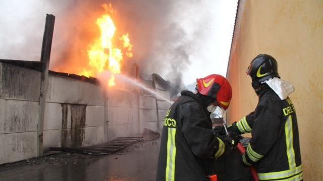 I vigili del fuoco, venerdì 8 gennaio, alle prese con l'ultimo focolaio della Com-Itala Plast (foto Batavia)