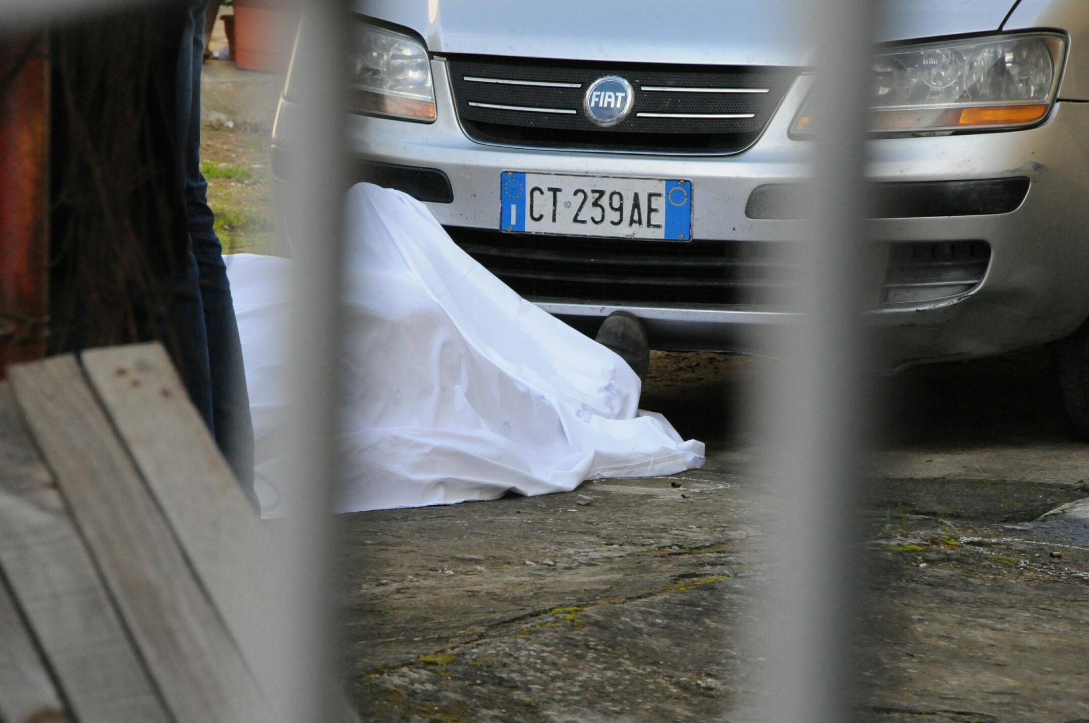 Il cadavere Antonio Longu, 72 anni, ex cantoniere di Onanì (foto di Massimo Locci)